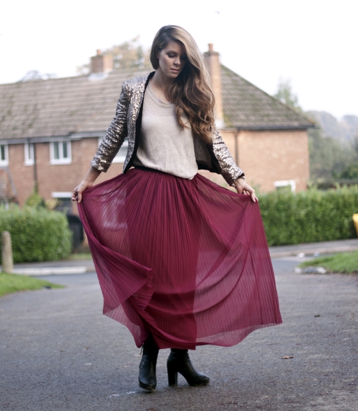 idée couleur tendance vêtements femme hiver 2019, modèle de jupe longue fluide bordeaux avec blouse beige