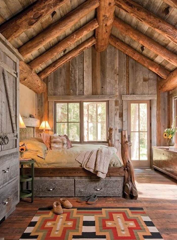 Bois flotté deco rustique, deco chalet montagne nature en bois, tapis géométrique à côté du lit bois et fer, cool idée déco cabine dans la montagne