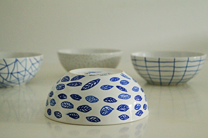 ensemble de bols décorée au feutre porcelaine, bols à motifs graphiques en bleu