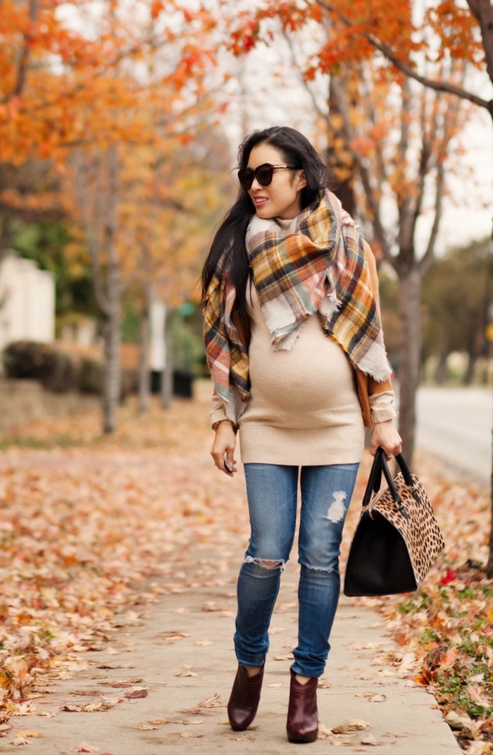 modèle de robe maternité tunique en beige, look femme grossesse en jeans déchirés avec robe pull et écharpe