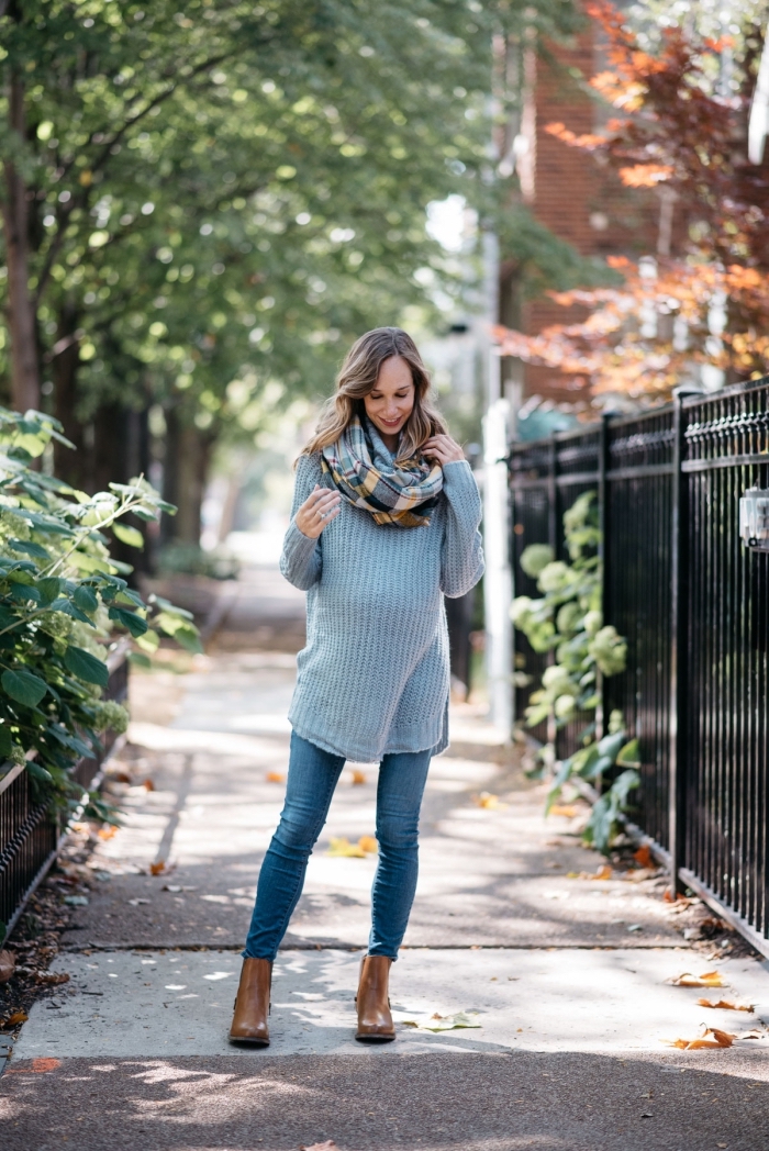 accessoires tendance mode femme automne hiver 2019, exemple de jean grossesse combiné avec pull-over gris