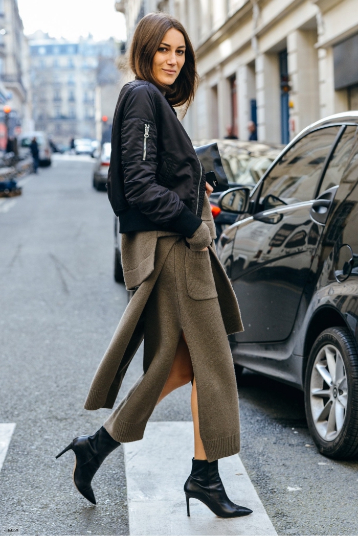 idée vêtements tendances 2019 femme, modèle de jupe hiver avec poche et fente couleur vert foncé avec chaussures hautes et veste noires