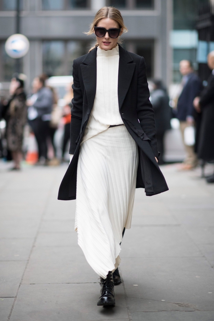tenue classe femme en blanc et noir, idée look femme stylé en jupe fluide blanche avec manteau long en noir