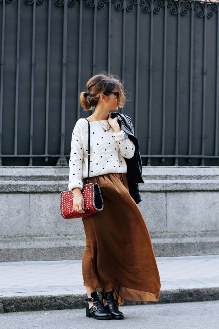 idée tenue chic femme, style vestimentaire femme casual chic en pull polka dots et jupe en daim avec bottes simili cuir