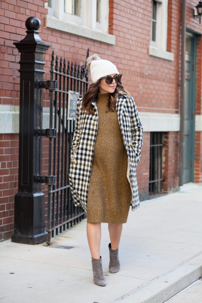 mode femme enceinte automne hiver, idée robe maternité pull de couleur dorée combinée avec manteau carreaux