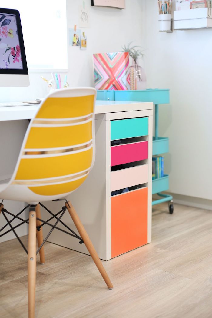 Bureau avec placards de rangement colorés, chaise jaune et blanc, customiser meuble, relooker un meuble vintage en nouveau