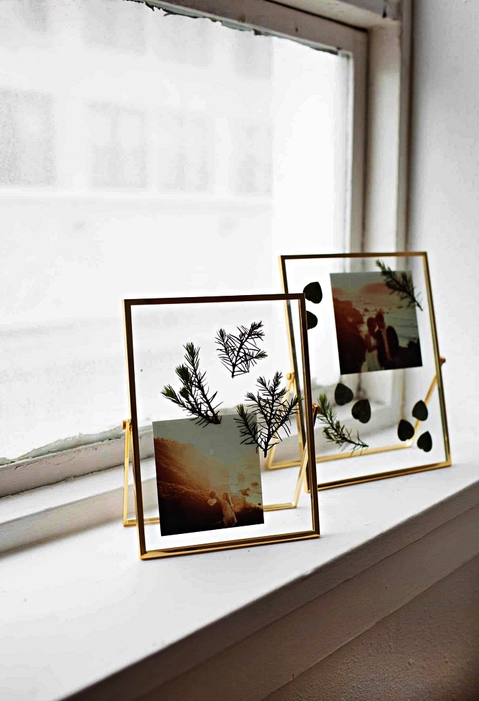 cadre photo herbier en verre et en métal, jolis tirages et feuilles séchées exposés affichés dans un cadre en verre