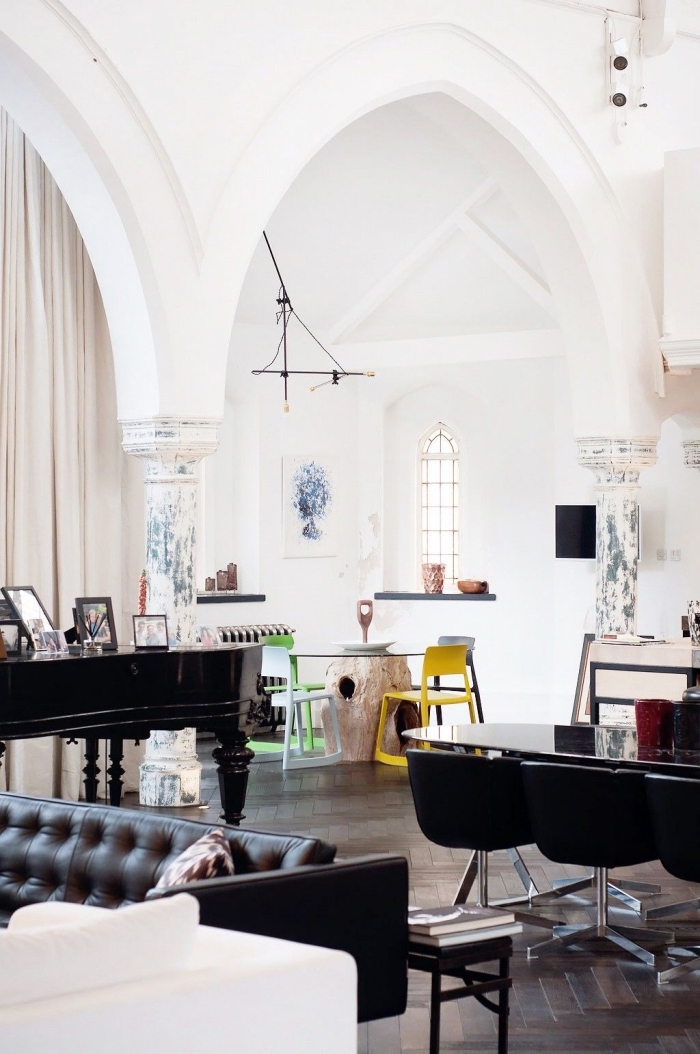 comment décorer l'espace sous un plafond cathédrale, idée aménagement de studio avec meubles rétro en noir et accents modernes