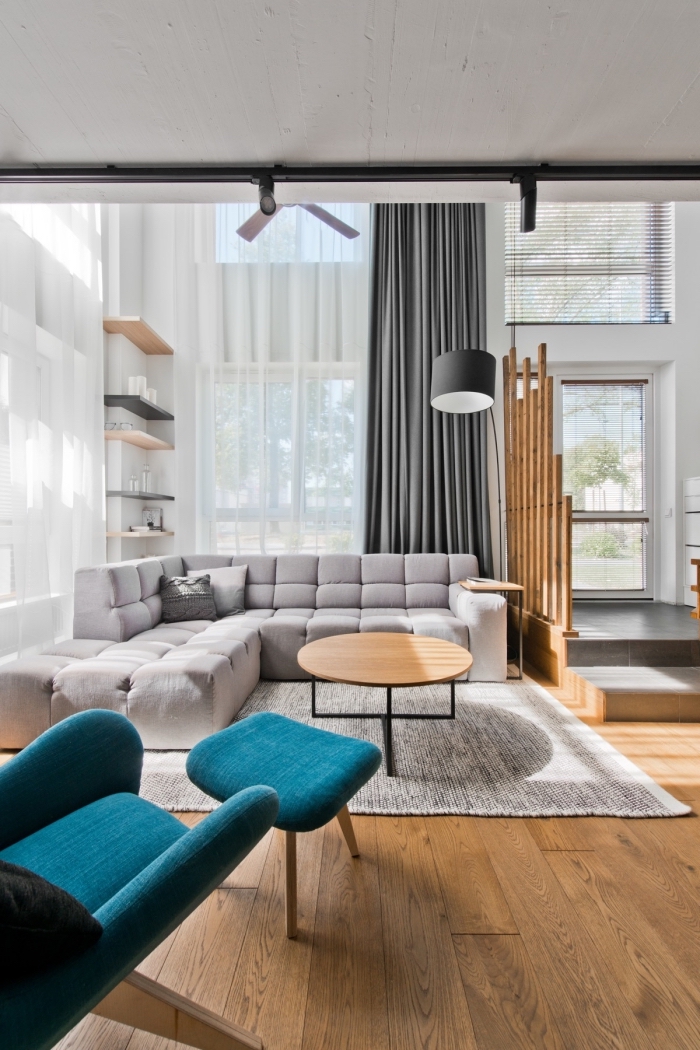 design contemporain dans un studio à plafond haut, idée deco salon scandinave moderne en blanc et nuances de gris