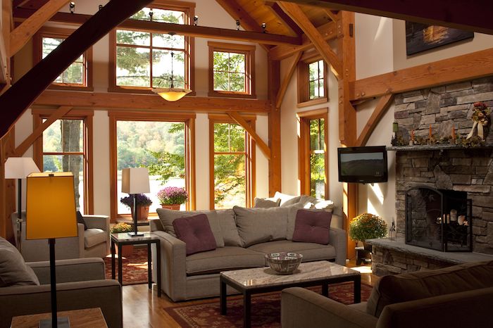 Canapé gris avec coussins colorés, idée décoration salon cosy, deco montagne chic intérieur dans petit maison