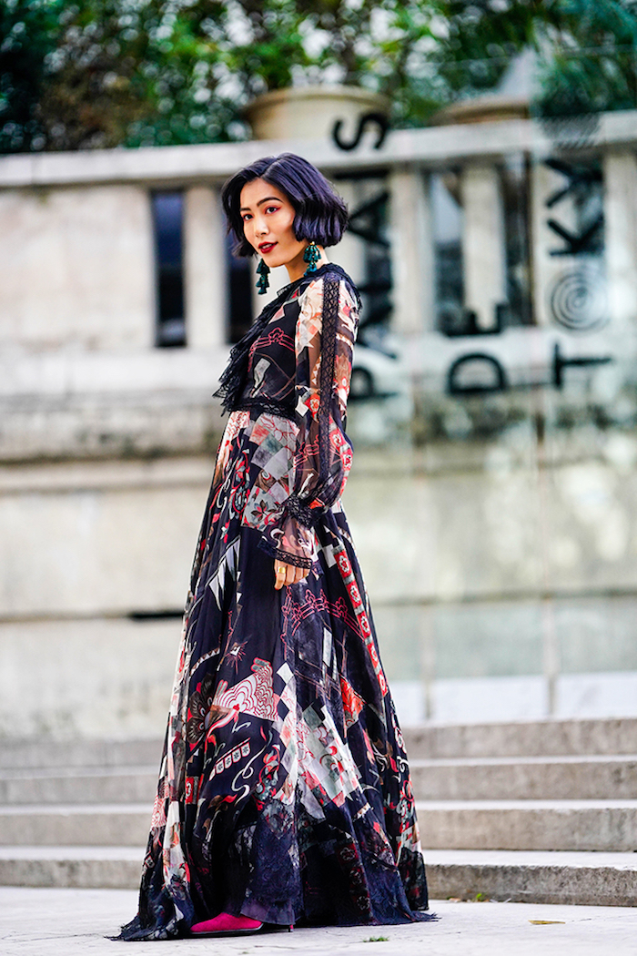 Femme stylée à la semaine de la mode Paris, robe longue fluide, tendance hiver 2020, tenue femme à la mode