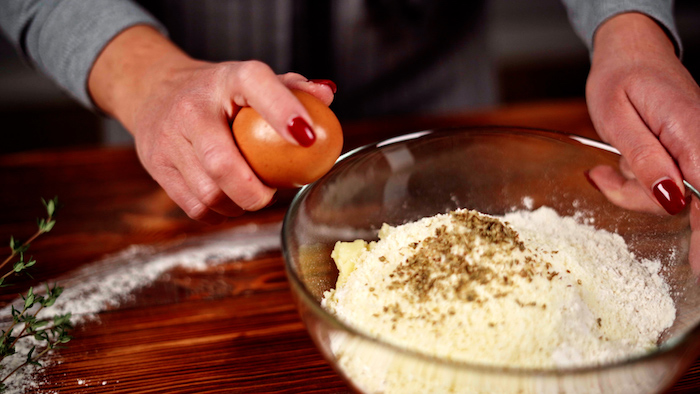 casser un oeuf et ajouter à la farine de riz l origan séché et le parmesan pour faire recette rosti originale