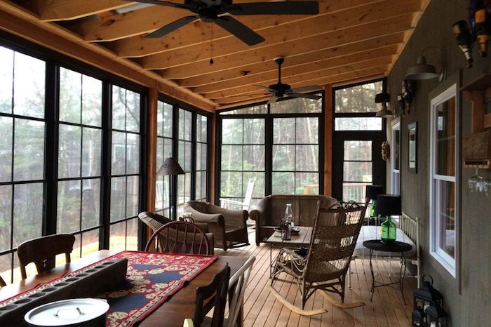 Chaise balançoire déco chalet, intérieur petit chalet en bois dans la montagne, fenêtre grande terrasse salle à manger et salon