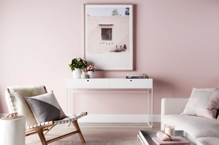 peinture murale de nuance rose pale, design chambre féminin avec coin repos aménagé avec bureau blanc et chaise bois