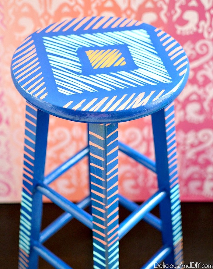 Chaise bleu et rose, idée comment transformer une chaise haute, meuble relooké, ceruser un meuble vintage en meuble réparé 