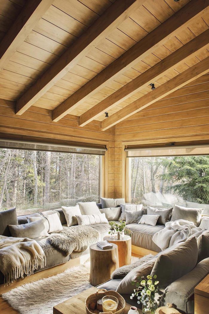 Grande canapé en angle à couleur gris claire, interieur chalet, déco scandinave rustique, petit chalet en bois