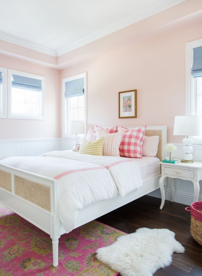 exemple de chambre aux murs en rose poudré peinture pastel, déco lit cocooning avec cadre bois blanc et coussins décoratifs