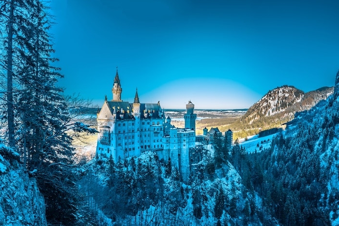 image du château Neuschwanstein en allemagne sous l emprise de la naise, paysage magnifique château entouré de neige et forêts