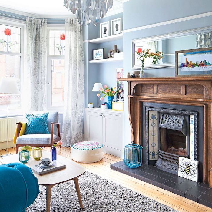peinture interieur bleu pastel pour les murs, amenager un salon campagne cocooning, cheminée bois, tapis gris, mobilier scandinave