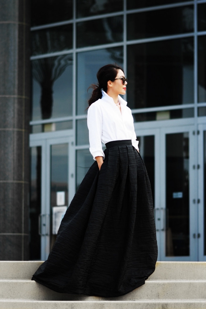 idée tenue chic femme en blanc et noir, comment porter une jupe longue noire taille haute avec chemise blanche 
