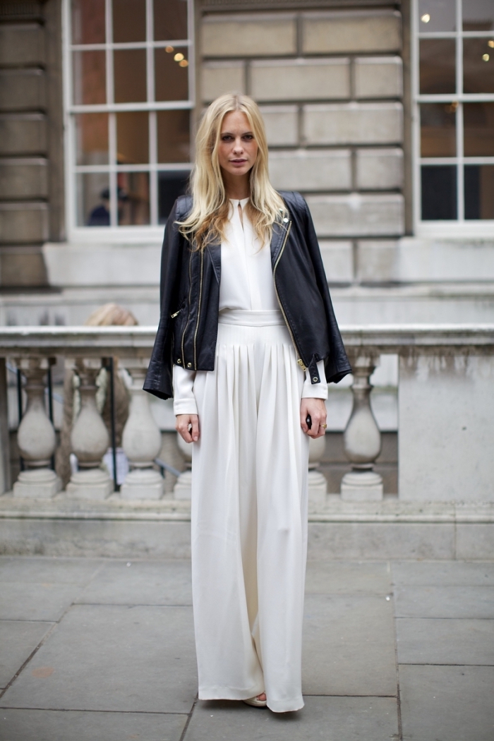 idée tenue classe femme en blanc et noir, mode femme hiver, modèle de jupe blanche taille haute avec veste simili cuir