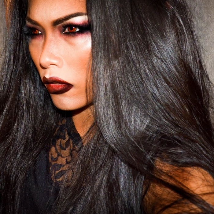 cheveux-longs-lâchés-maquillage-halloween-vampire-facile-rouge-à-lèvre-ombré-rouge-et-noir-fards-à-paupières-masacara exemple comment bien se maquiller pour halloween en vampire femme, idée maquillage vampire femme avec lentilles à couleur rouge