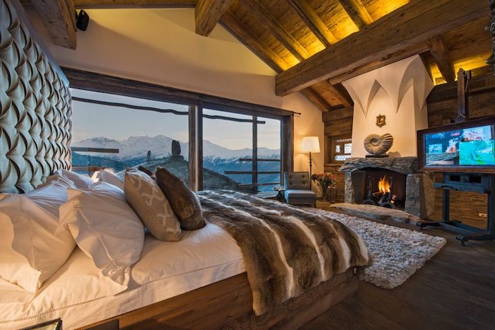 Lit géant tapis shaggy, grande fenetre avec belle vue, decoration bois, chambre chalet deco rustique 
