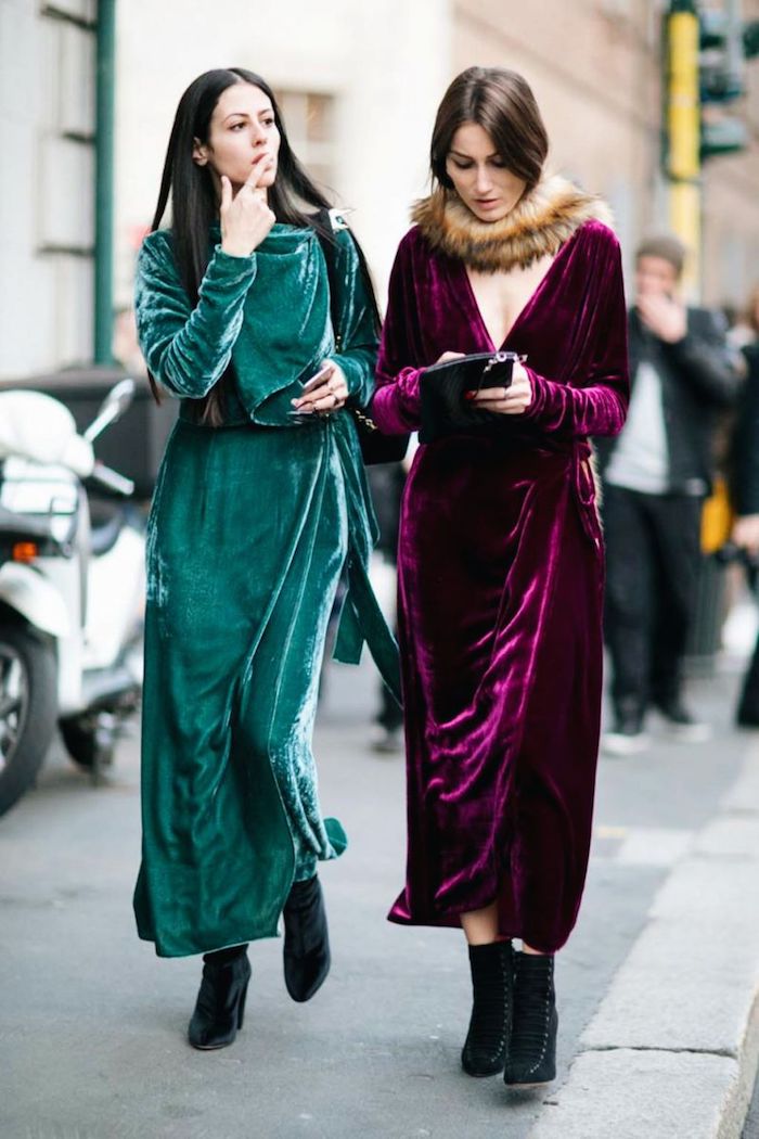 Deux amies bien habillées en robes longues en velours, robe longue manche longue, mode automne hiver 2020 
