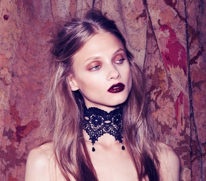 coiffure et maquillage vampire femme, idée accessoire pour costume vampire femme, makeup bouches foncées
