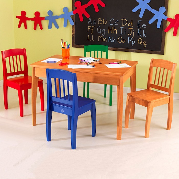 Chambre de jeux, chaise et table colorés, relooking de meubles, donner une nouvelle vie aux meubles usagés
