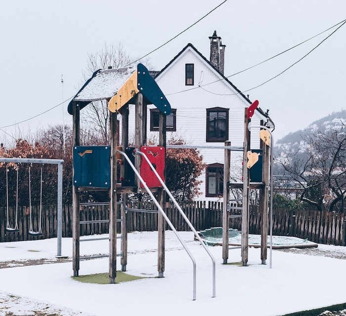 idee pour amenagement aire de jeux en plein air pour enfant dans le jardin avec toboggan, balançoires