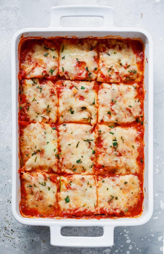 recette healthy soir, idée pour préparer lasagne végétarienne maison à la sauce tomate, courgettes et fromages