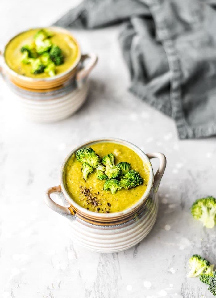 idée pour faire un velouté de brocolis avec celeri, oignons et carottes avec des brocolis frais en top, soupe servie dans petit bol original