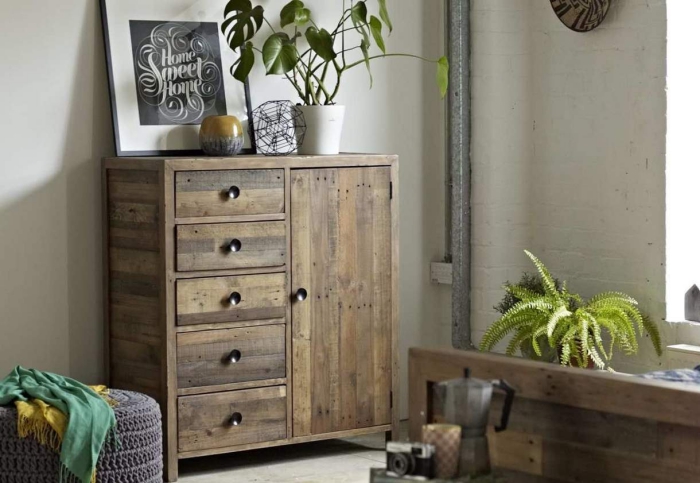 décoration chambre à coucher blanc et bois avec accents gris, déco style rustique avec meubles en bois reyclé