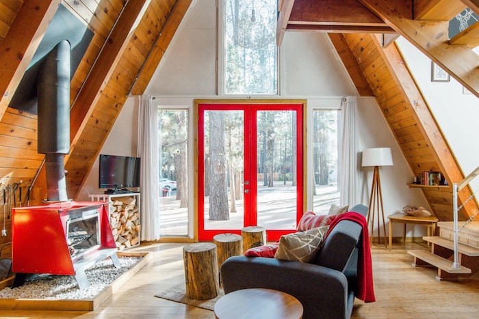 Blanc et bois déco avec détails rouges, cuisine rustique, decoration en bois, magique deco rustique, moderne salon chalet