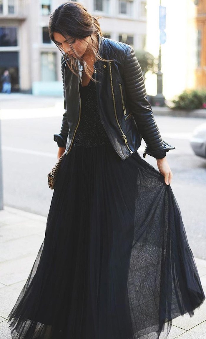 Stylée femme bien habillée, robe longue moulante noire, comment bien s'habiller en hiver, veste moto et robe fluide