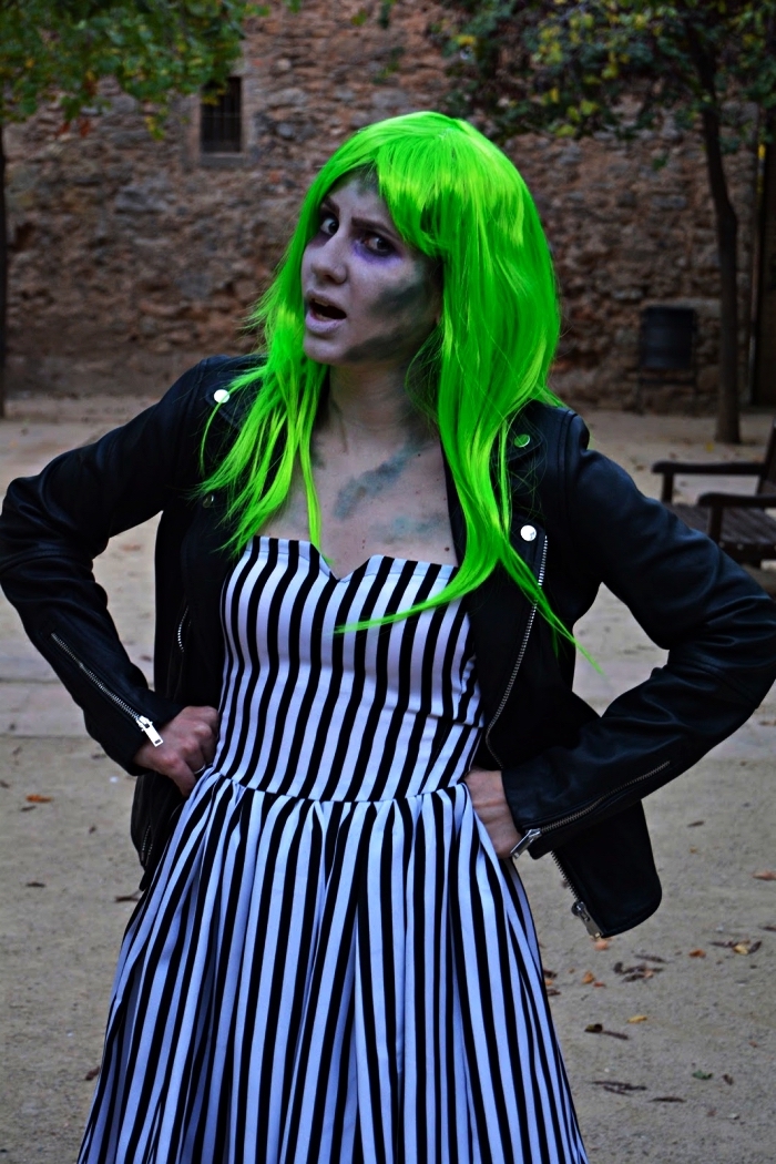 costume année 80 inspiré du film beetlejuice pour une soirée déguisée, déguisement beetlejuice composé d'une robe rayée et d'une perruque vert fluo