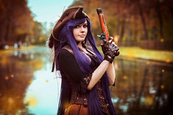 déguisement pirate femme complet avec chapeau à plumes, costume de pirate femme authentique