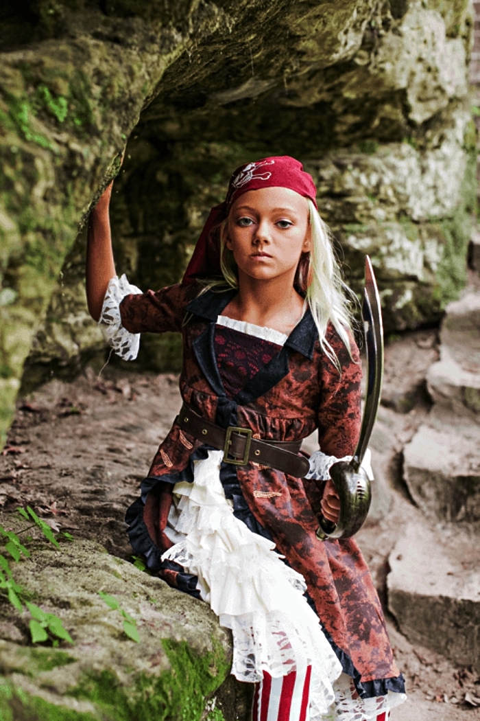 costume de pirate authentique pour fille qui comprend une robe, un bandana, une ceinture et une épée