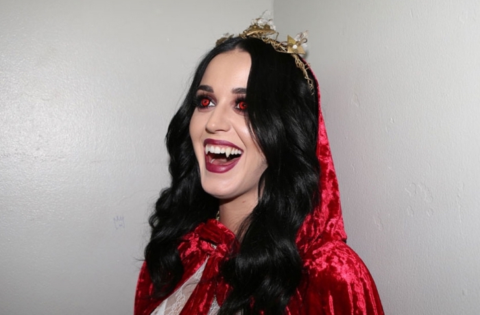 idée maquillage halloween vampire facile, déguisement femme pour Halloween avec cape rouge et robe blanche
