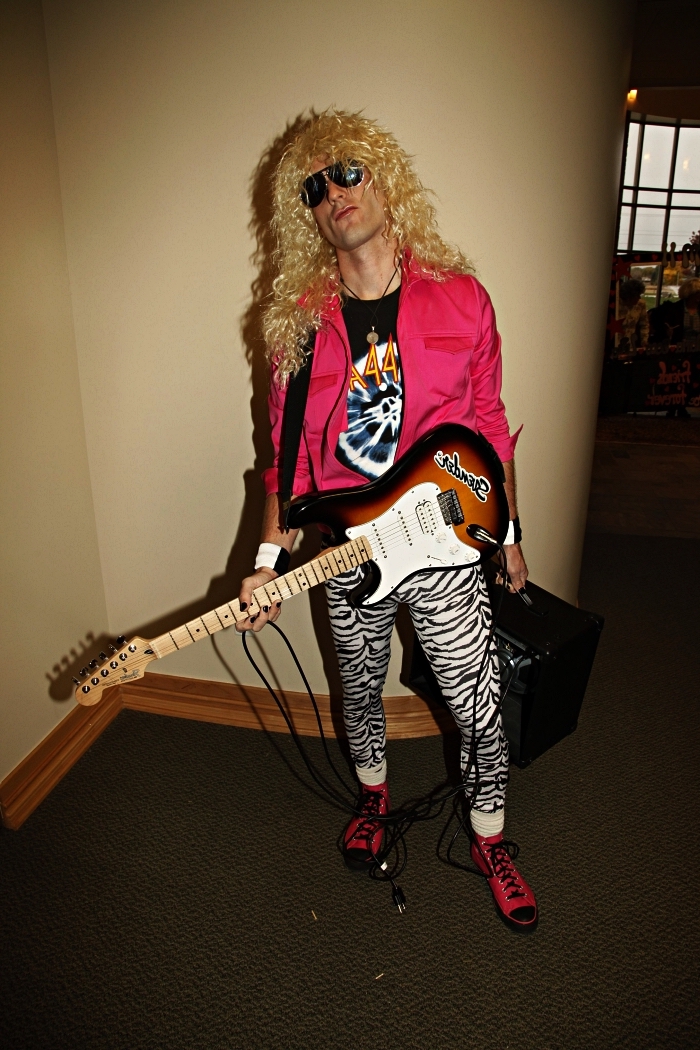 deguisement rock pour homme composé de pantalon imprimé zèbre, t-shirt de rocker et veste rose fluo