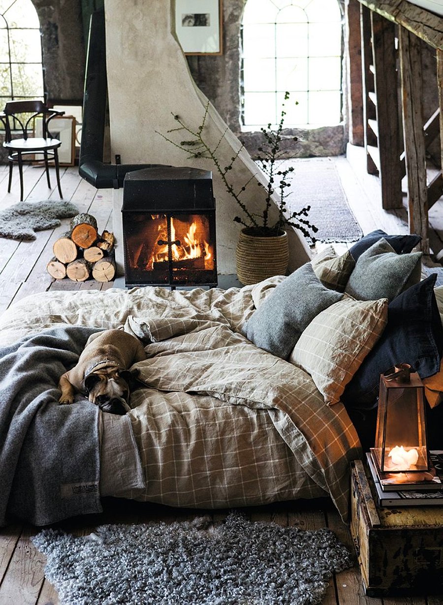 Chambre à coucher lit confortable avec un chien dans le lit, cheminée deco cocooning, chambre chalet, deco rustique dans la montagne