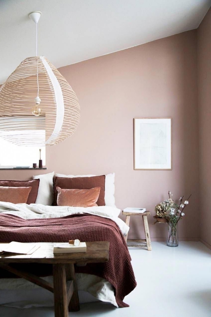 idée décoration sous pente dans une chambre moderne et cozy, deco rose poudré avec peinture murale rose pale