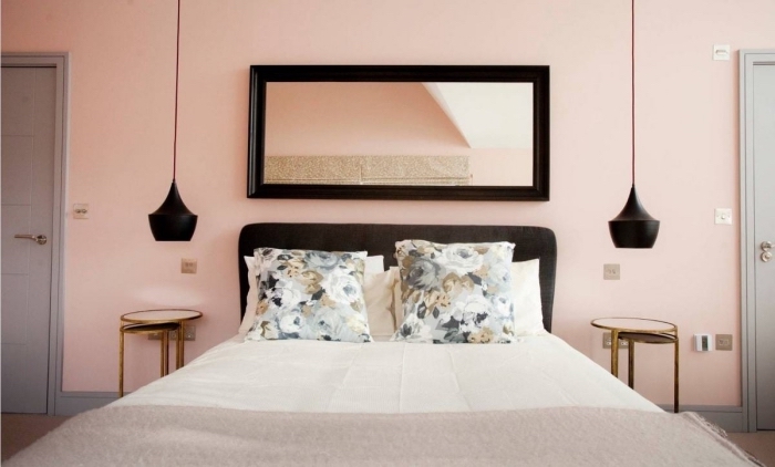 exemple de pièce aux murs de nuance rose pale, comment décorer une petite chambre en gris et rose avec accents noir mat