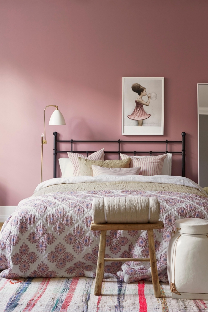 design intérieur tendance peinture 2019, idée décoration chambre fille avec plancher bois et murs de couleur rose poudré