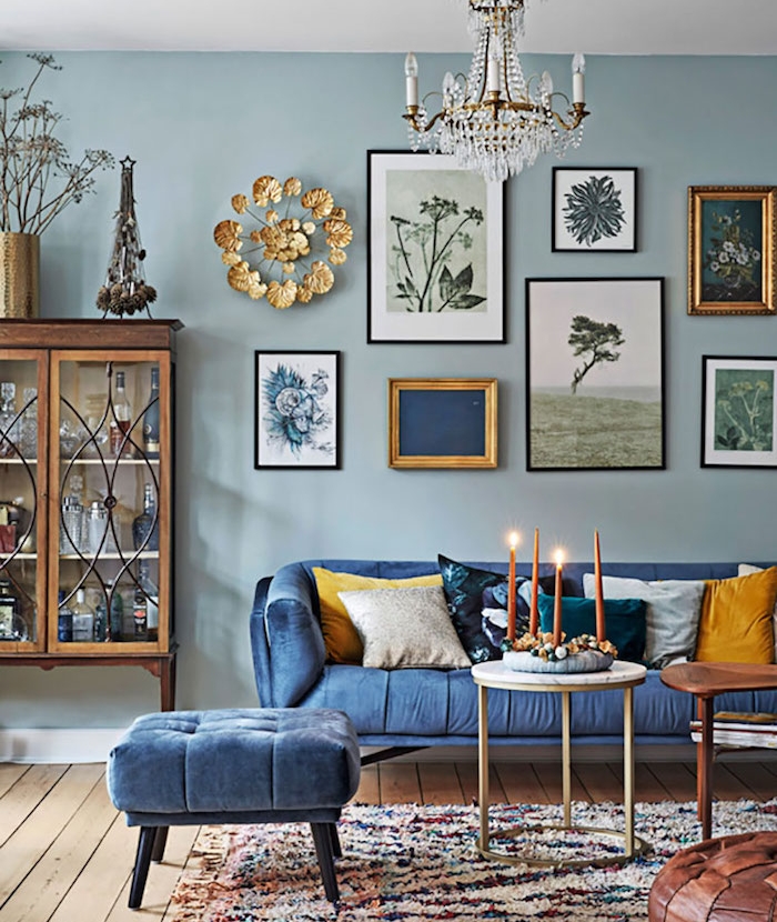 peinture interieur maison, peinture bleue pour salon bleu avec canapé et tabouret bleu rois, tapis shaggy coloré et vaisselier vintage