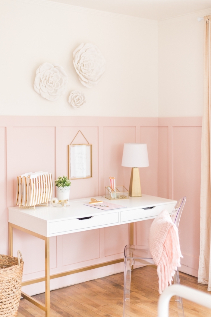 comment aménager un bureau à domicile moderne dans une chambre fille, décoration chambre femme en rose pale et blanc