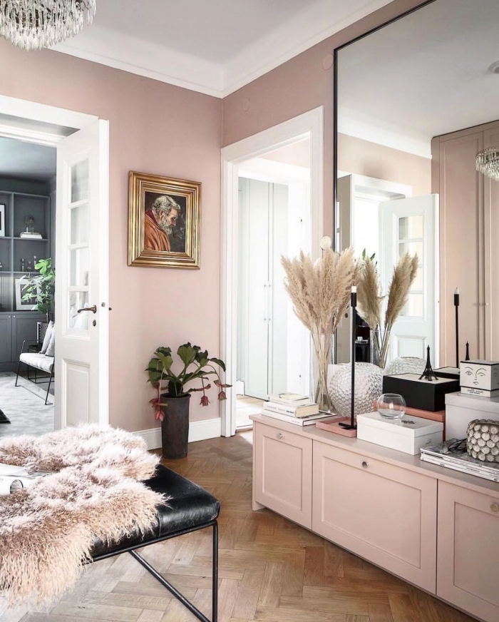 comment aménager une chambre femme, quelle couleur de peinture murale pour chambre femme moderne, chambre de couleur rose pastel