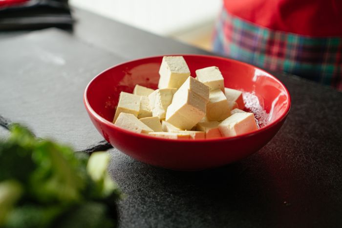 tofu coupé en cubes dans un bol rouge, tofu recette de repas simple et rapide pour le soir
