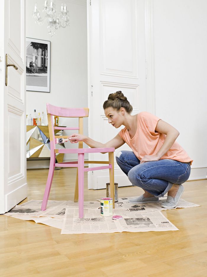 Rose peinture sur chaise en bois simple, peinture meuble bois, customiser meuble bois, relooker meuble ancien en moderne